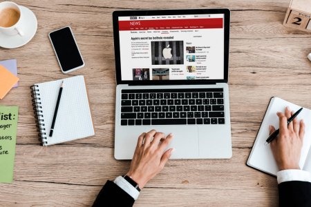 Демонстрация с интеллектом: компании из РФ показали соцсеть с ИИ и мессенджер для бизнеса